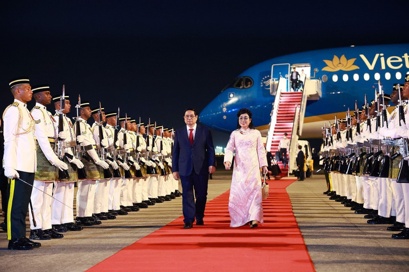 El primer ministro Pham Minh Chinh y su esposa llegan a Malasia la noche del 24 de mayo. (Foto: VNA)