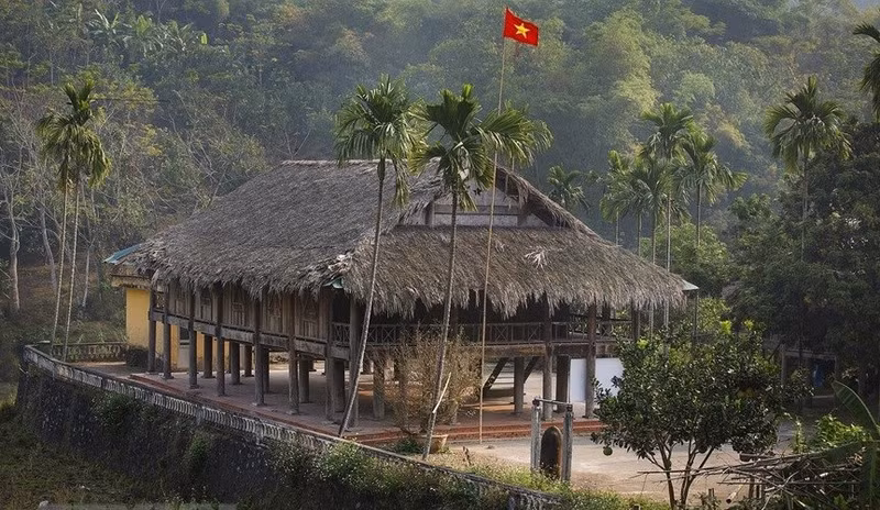 Las antiguas casas sobre pilotes con forma de tortuga (casas de tortugas) del pueblo Muong todavía se mantienen intactas en la aldea de Giang Mo.