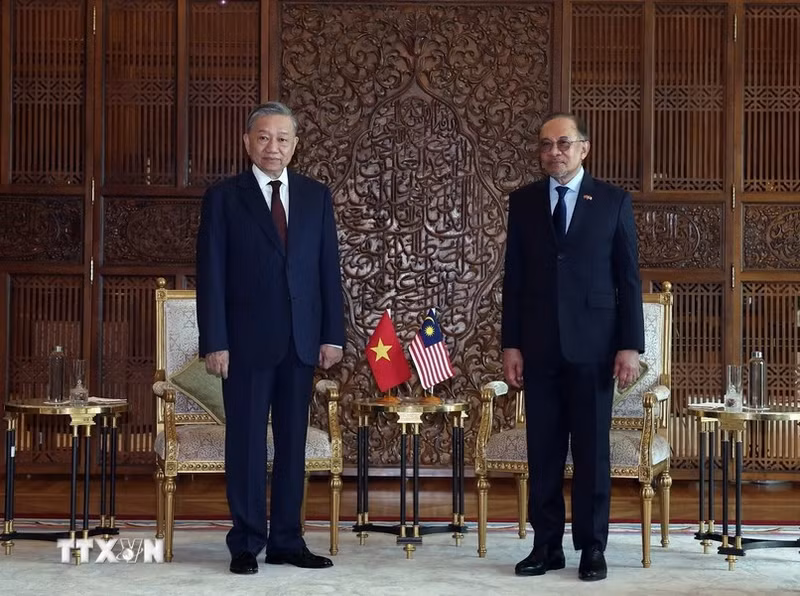 El secretario general del Partido Comunista de Vietnam, To Lam, y el primer ministro de Malasia, Anwar Ibrahim.