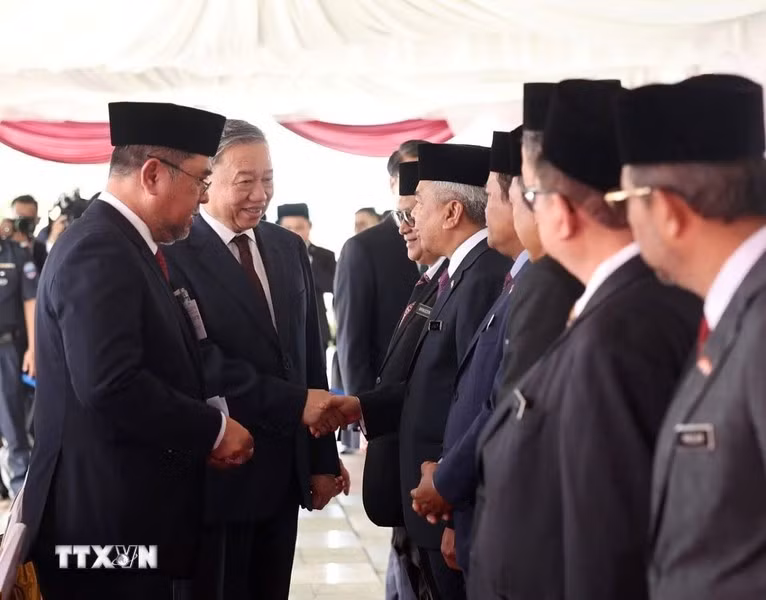 To Lam y los miembros de la delegación de Malasia en el acto. To Lam y los miembros de la delegación de Malasia en el acto.