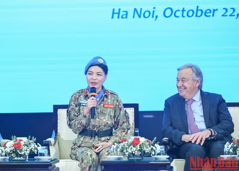 Sa Minh Ngoc, oficial de las fuerzas de mantenimiento de Vietnam expresa sus opiniones en el diálogo. Sa Minh Ngoc, oficial de las fuerzas de mantenimiento de Vietnam expresa sus opiniones en el diálogo.