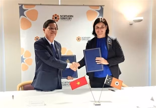 Nguyen Tan Tuan, presidente del Comité Popular de Khanh Hoa, y Natasha Fyles, ministra principal del Territorio del Norte de Australia, en la ceremonia de firma (Fotografía: VNA) 
