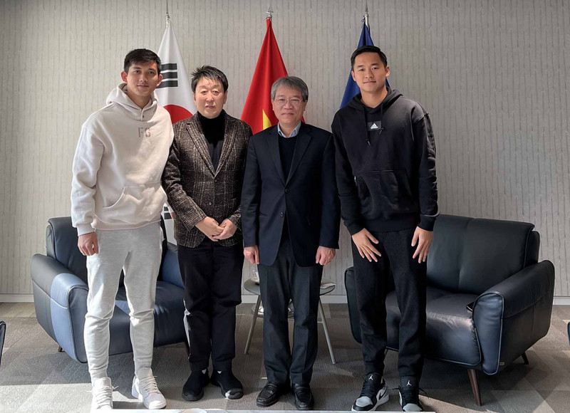 El embajador de Vietnam en Corea del Sur, Nguyen Vu Tung, y los jugadores jóvenes (Fotografía: baoquocte.vn)