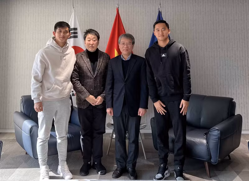 El embajador de Vietnam en Corea del Sur, Nguyen Vu Tung, y los jugadores jóvenes (Fotografía: baoquocte.vn)