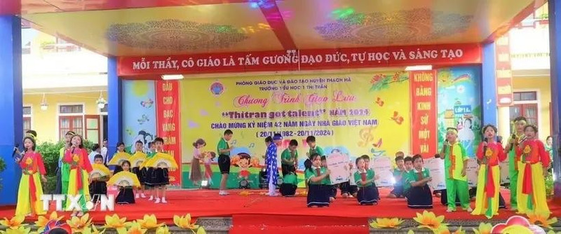 Niños presentan los cantos folclóricos Vi y Giam en la escuela. (Foto: VNA)