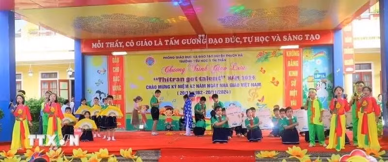 Niños presentan los cantos folclóricos Vi y Giam en la escuela. (Foto: VNA)