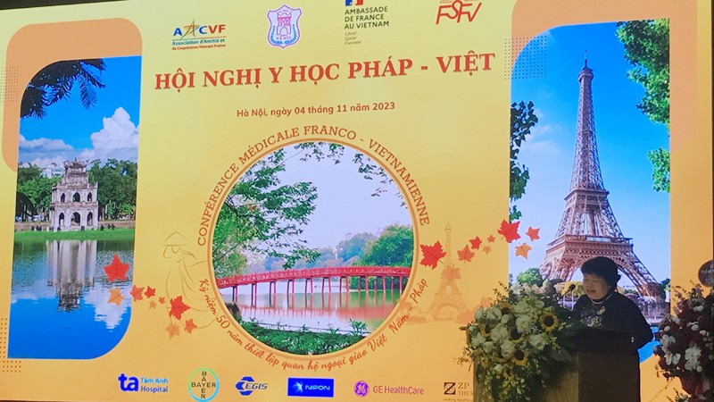 Nguyen Thuy Anh, jefa de la Comisión de Asuntos Sociales de la Asamblea Nacional de Vietnam y presidenta del Grupo Parlamentario de Amistad y de la Asociación de Amistad y Cooperación Vietnam-Francia, habla en el evento (Fotografía: thoidai.com.vn)