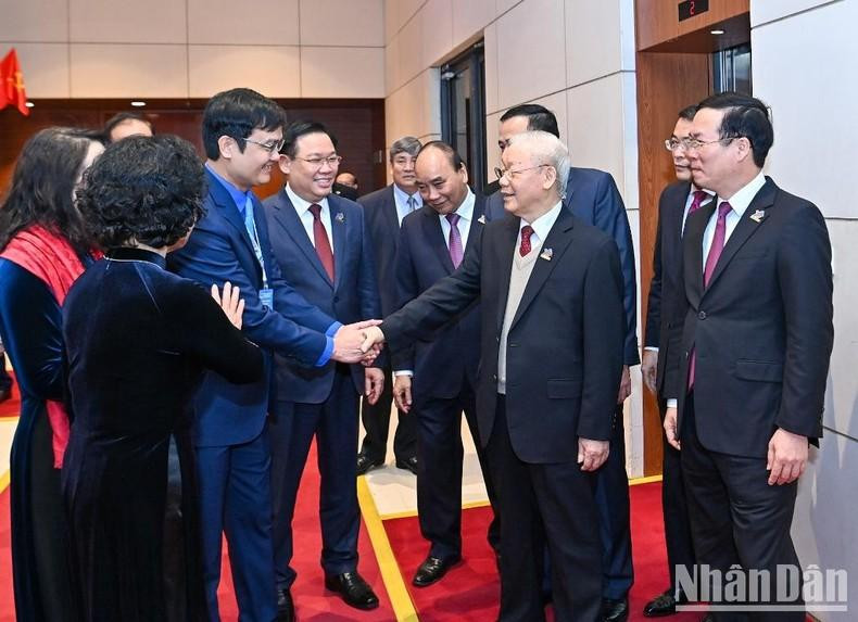 El secretario general del PCV, Nguyen Phu Trong, el presidente, Nguyen Xuan Phuc, el titular del Parlamento, Vuong Dinh Hue, el miembro permanente del Secretariado del Comité Central del PCV, Vo Van Thuong, y otros delegados asistentes al congreso.
