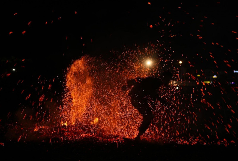 La danza del fuego de la etnia Pa Then (Foto: VNA) 
