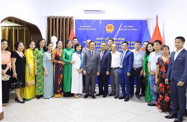 El vicepresidente de la Asamblea Nacional de Vietnam Nguyen Khac Dinh y la comunidad de vietnamitas en Angola.