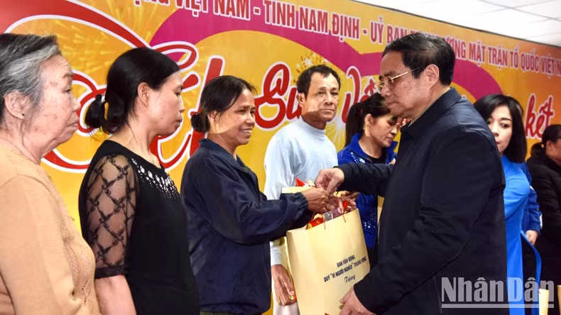 Minh Chinh entrega obsequios a obreros, trabajadoras y pobres en Nam Dinh.