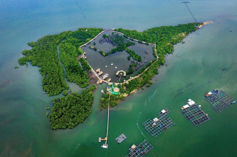 El pueblo flotante Long Son ofrece abundantes especialidades del mar.