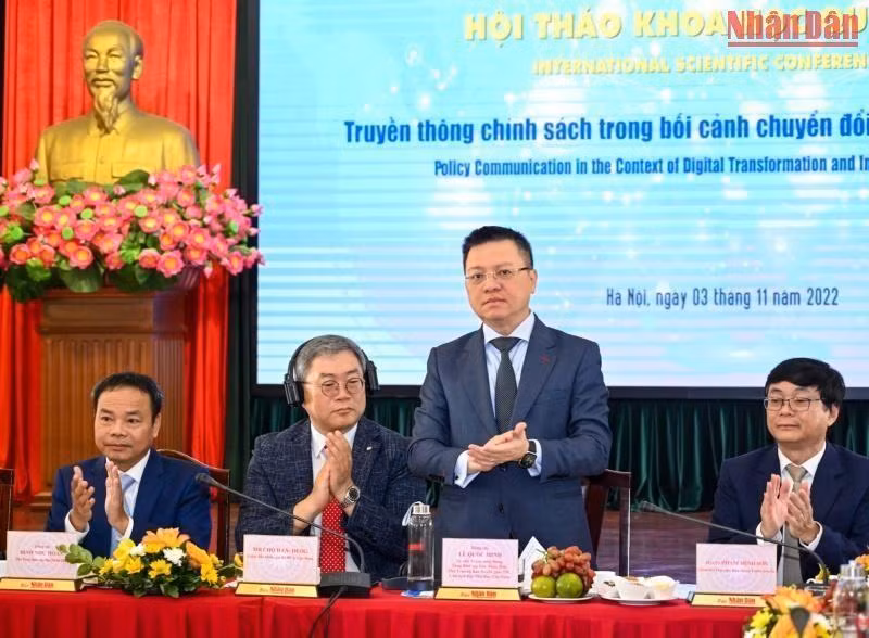 El presidente-editor del diario Nhan Dan, Le Quoc Minh, el director de la Koica en Vietnam, Cho Han Deog y el director de la AJC Pham Minh Son presiden la conferencia.