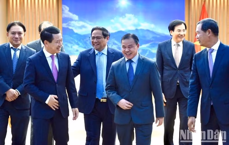 Minh Chinh se despide de los visitantes. Minh Chinh se despide de los visitantes.