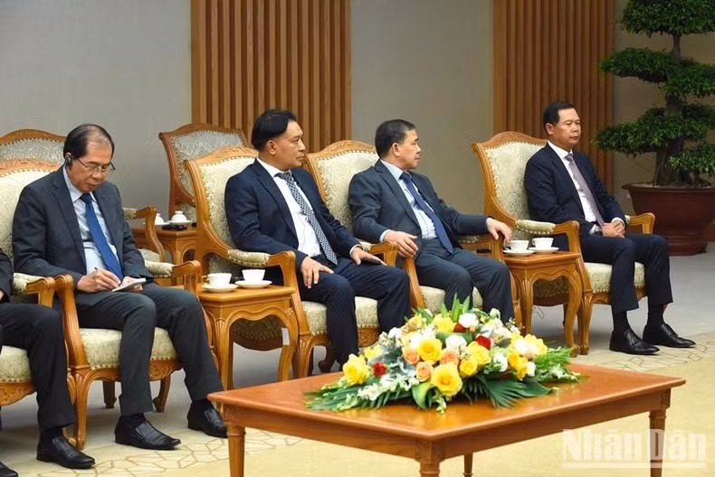 Los delegados que acompañan al viceprimer y canciller laosiano. Los delegados que acompañan al viceprimer y canciller laosiano.