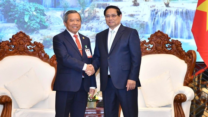 El primer ministro de Vietnam, Pham Minh Chinh, recibe al presidente de la Asociación de Amistad Laos-Vietnam, Boviengkham Vongdara.(Foto: Nhan Dan)