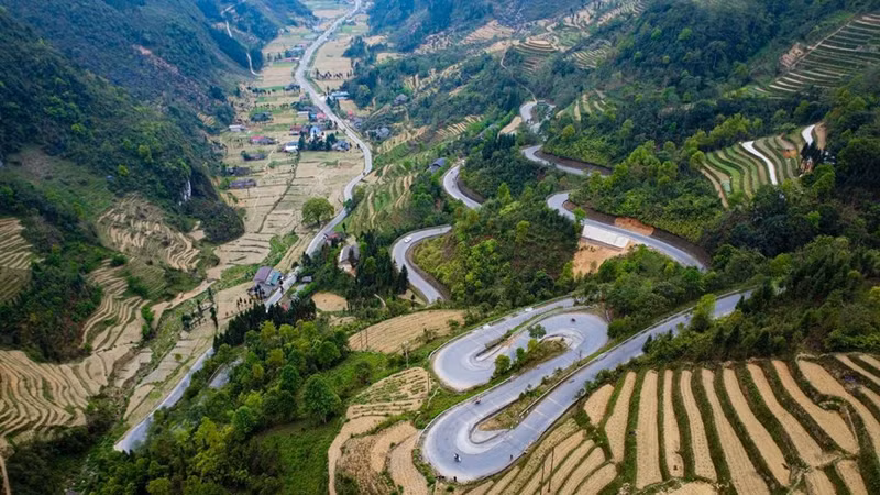 La pendiente de nueve curvas en la Carretera Nacional 4C o "Camino de la Felicidad".