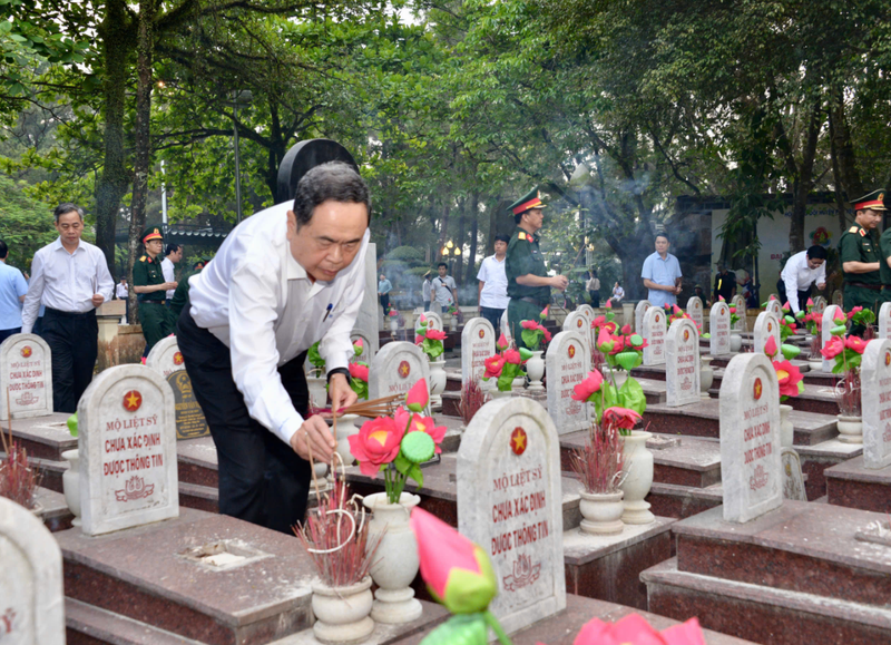 El presidente de la Asamblea Nacional, Tran Thanh Man, deposita flores en el Cementerio Nacional de los Mártires de la Carretera 9, en la provincia de Quang Tri. (Foto: quochoi.vn)