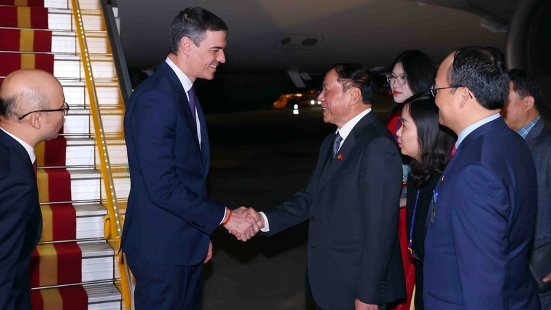 A su llegada al aeropuerto internacional de Noi Bai, Pedro Sánchez es recibido por el ministro de Cultura, Deportes y Turismo, Nguyen Van Hung (Foto: VNA)