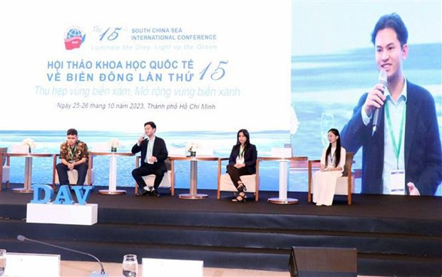 Un representante del programa de jóvenes líderes interviene en la cita. (Fotografía: VNA)