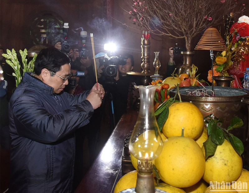 El primer ministro de Vietnam, Pham Minh Chinh, ofrece incienso en memoria del Presidente Ho Chi Minh.
