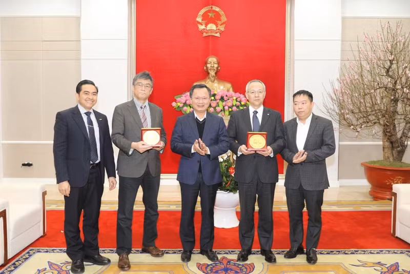El presidente interino del Comité Popular de Quang Ninh, Cao Tuong Huy, entrega regalos de recuerdo a los inversores japoneses. (Fotografía: baoxaydung.com.vn)