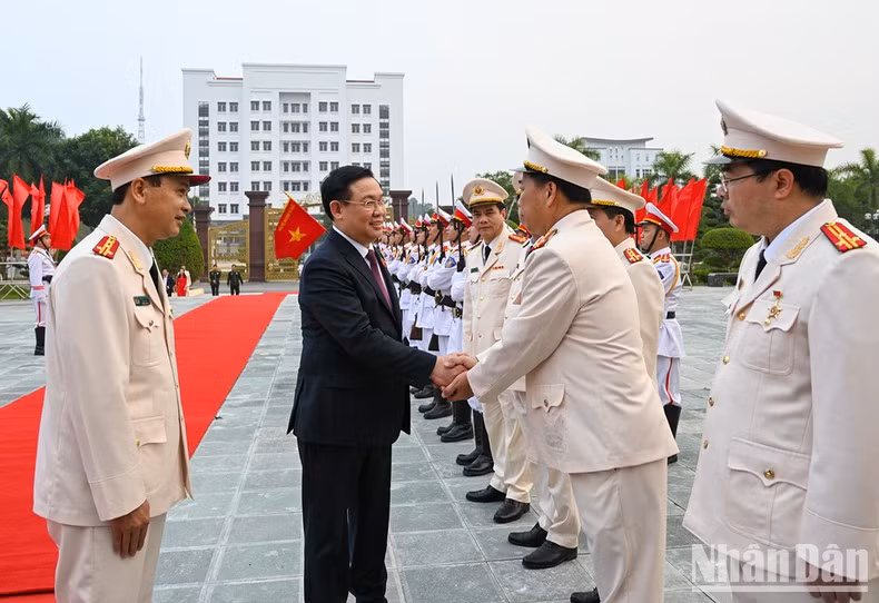 El dirigente legislativo con los oficiales y agentes de Seguridad Pública local.