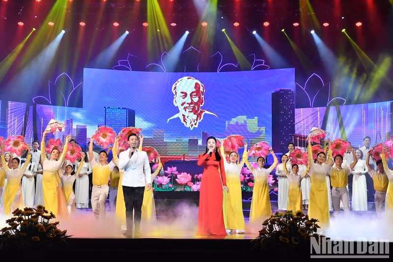Entregan Premios de divulgación de obras sobre seguimiento de ideología de Ho Chi Minh ảnh 7