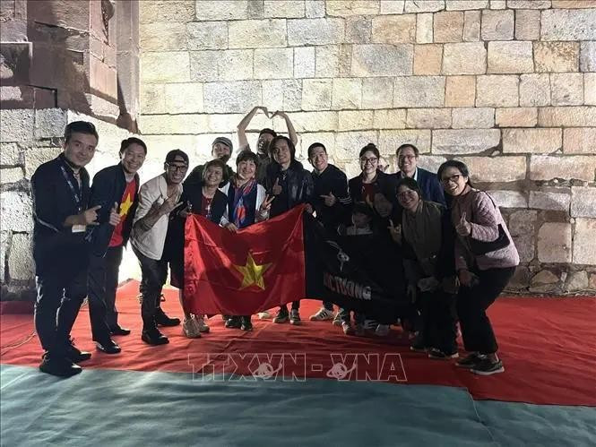 La banda de rock Buc Tuong (La Pared) y sus fanáticos luego del Festival de Música Asean-India 2024. (Foto: VNA)