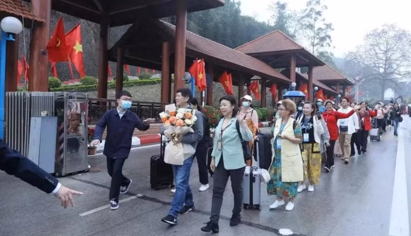 Los turistas chinos ingresan a Vietnam a través del puesto fronterizo internacional de Huu Nghi, en la provincia de Lang Son. (Foto: VNA)