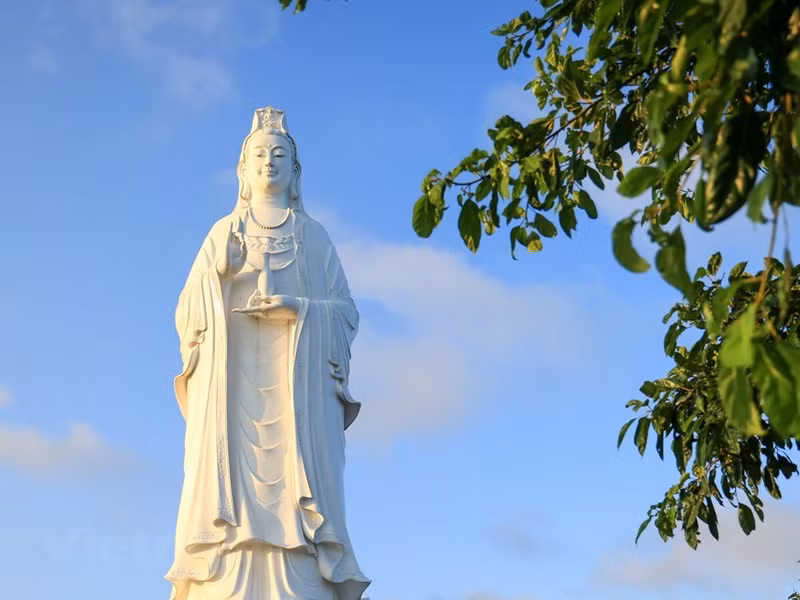 Además de visitar y conocer sobre la cultura religiosa, la pagoda de Linh Ung también es un destino ideal para relajarse y encontrar la paz en la bulliciosa vida.