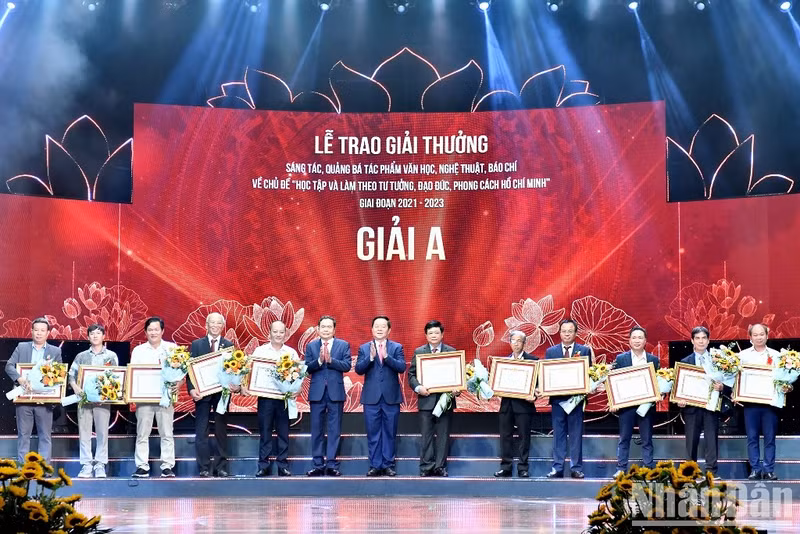 Entregan Premios de divulgación de obras sobre seguimiento de ideología de Ho Chi Minh ảnh 3