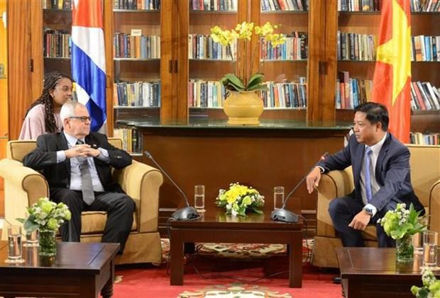 Homero Acosta Álvarez, secretario de la Asamblea Nacional del Poder Popular y del Consejo de Estado de Cuba, y el subsecretario del Comité partidista y presidente del Consejo Popular de Da Nang, Luong Nguyen Minh Triet (Fotografía: VNA)
