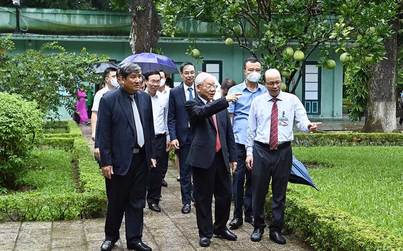 El dirigente visita el recinto de la Zona de Reliquias del Presidente Ho Chi Minh. El dirigente visita el recinto de la Zona de Reliquias del Presidente Ho Chi Minh.