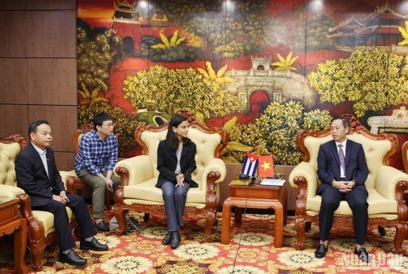Escena de la reunión entre Nguyen Dang Quang, subsecretario permanente del Comité partidista y presidente del Consejo Popular del Quang Tri y Arlin Alberty Loforte, subdirectora del periódico Granma. 