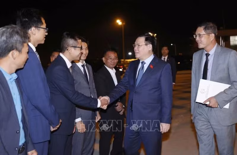 Funcionarios de la Embajada vietnamita en Bulgaria despiden a Dinh Hue.