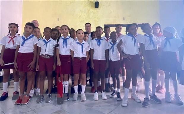 El embajador de Vietnam en La Habana, Le Thanh Tung, y los niños cubanos. (Fotografía: VNA)
