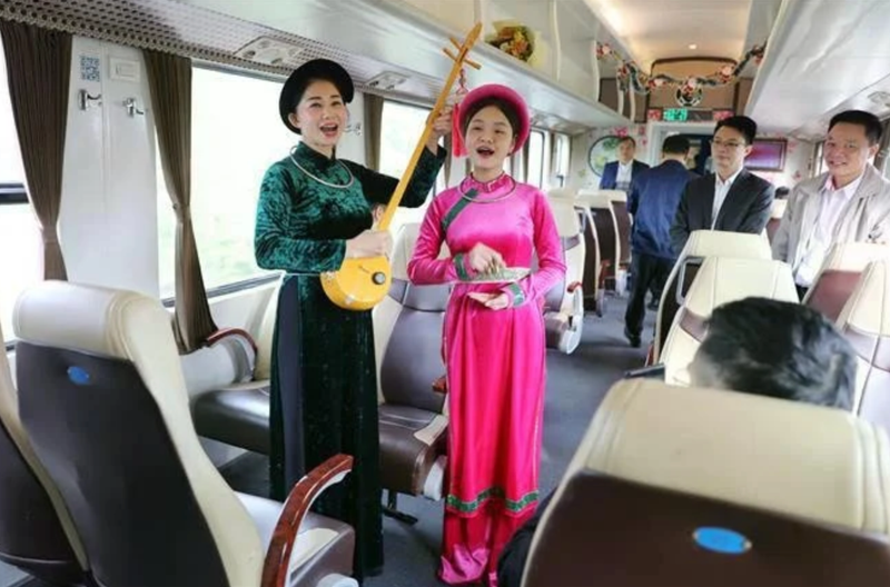 Realizan canto Then en el tren. (Foto: VNA)
