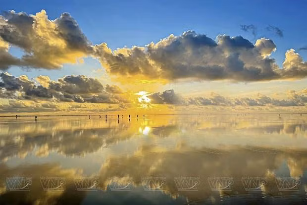 La superficie del agua en la playa de Quang Lang es como un gran espejo que refleja el cielo, creando un espacio infinito único. (Fotografía: VNA)
