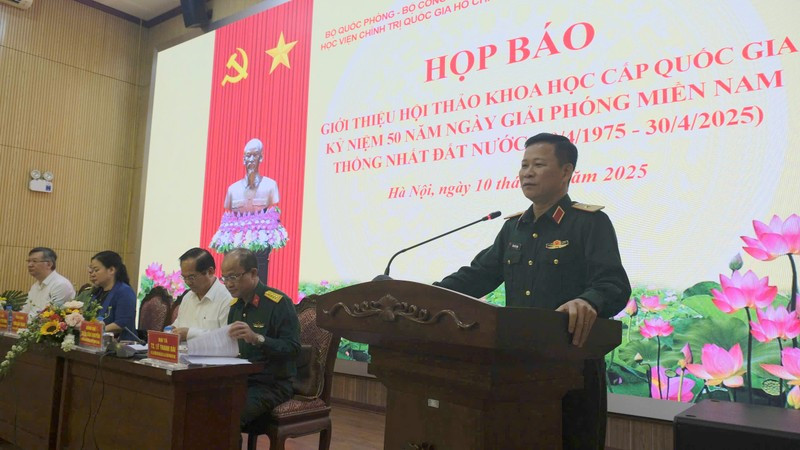 El brigadier Tong Van Thanh, subdirector de la Agencia de Propaganda y Capacitación del Departamento General de Política del Ejército Popular de Vietnam, habla en el evento. (Foto: Nhan Dan)