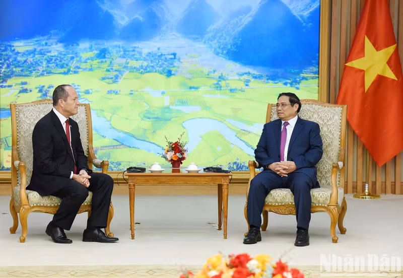 Minh Chinh y Nir Barkat.