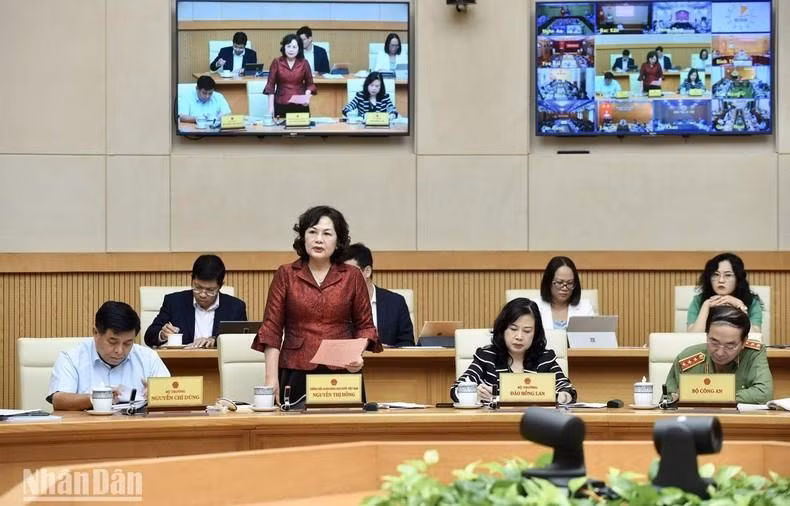 La gobernadora del Banco Estatal de Vietnam, Nguyen Thi Hong, habla en la reunión.