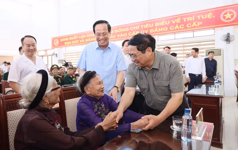 El primer ministro Pham Minh Chinh visita a madres heroicas vietnamitas en el centro de enfermería para inválidos de la guerra de Nho Quan, Ninh Binh, en julio de 2023.