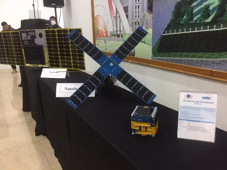 Tres satélites desarrollados por Vietnam (de izquierda a derecha): MicroDragon, NanoDragon y PicoDragon. Tres satélites desarrollados por Vietnam (de izquierda a derecha): MicroDragon, NanoDragon y PicoDragon.