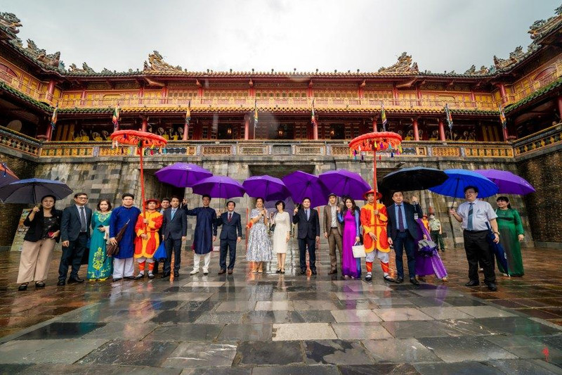 La directora general de la Unesco, Audrey Azoulay, visita el Complejo de Vestigios de la Ciudadela Imperial de Hue. (Fotografía: thesaigontimes.vn)
