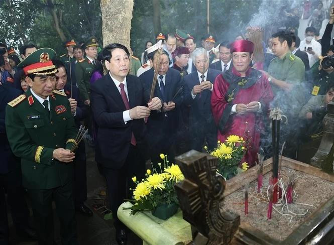 El presidente Vietnam, Luong Cuong, ofrece inciensos en el templo de reyes Hung. (Foto: VNA)