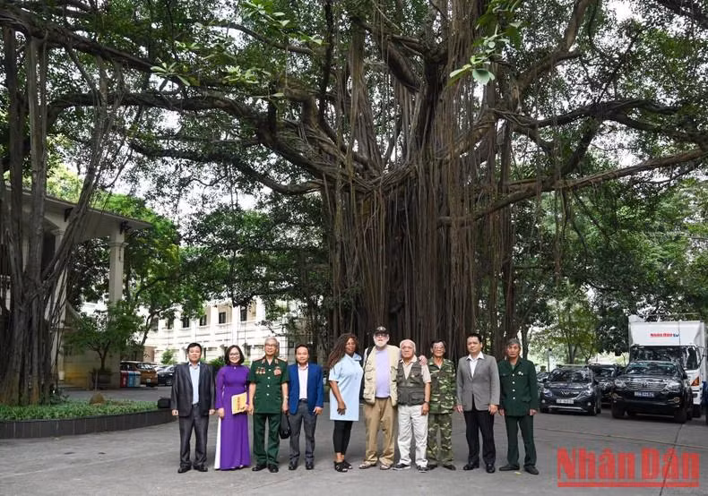Los delegados toman fotos en la sede del periódico Nhan Dan.