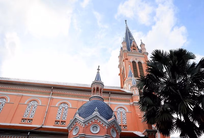 La iglesia Tan Dinh tiene casi 150 años y un estilo arquitectónico romano único. La iglesia Tan Dinh tiene casi 150 años y un estilo arquitectónico romano único.