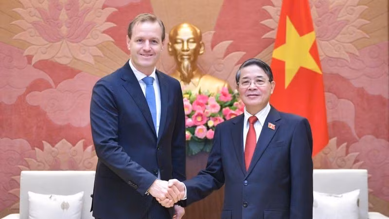 El vicepresidente de la Asamblea Nacional de Vietnam, Nguyen Duc Hai y Wieste Mutters, director ejecutivo de Heineken Vietnam. 