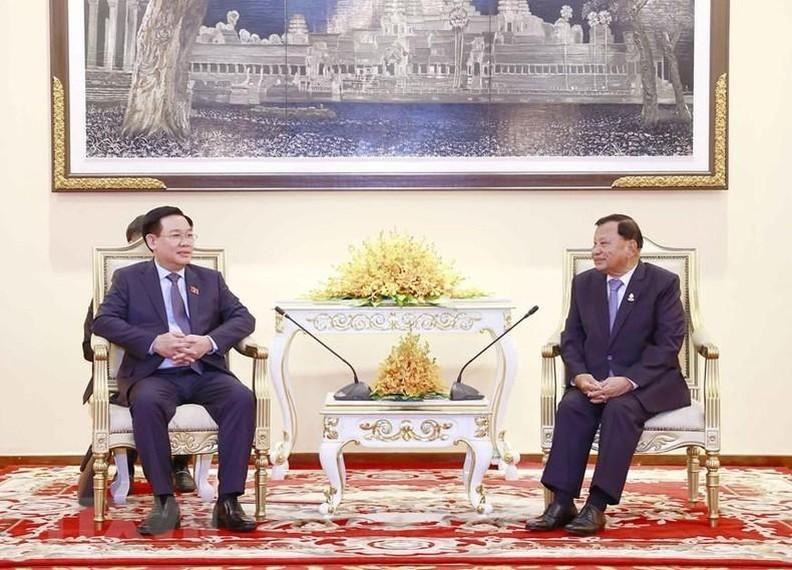 El presidente de la Asamblea Nacional de Vietnam, Vuong Dinh Hue,(izq.) se reúne con el titular del Senado de Camboya, Samdech Say Chhum. (Fotografía: VNA)